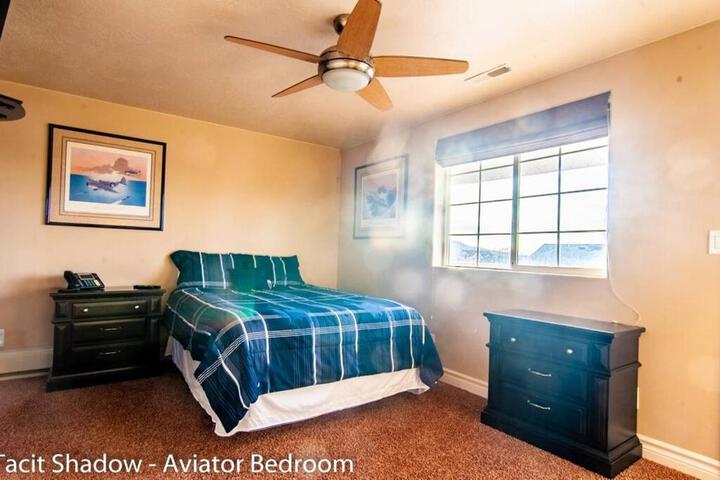 Tacit Shadow Resort Aviator Queen Suite Gym, Coffee Bar, Hot-Tub, Free Laundry, Food Available