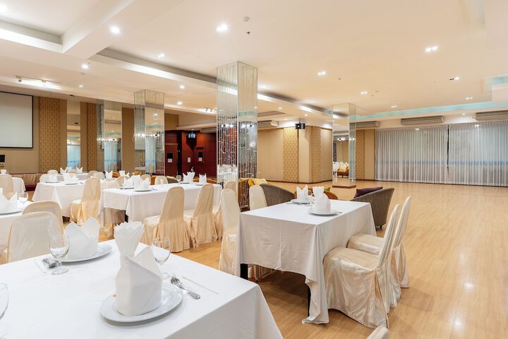 Ballroom/Hall 124 of 140