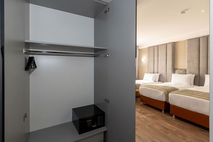 Room 32 of 74