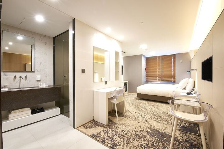 Room 6 of 48