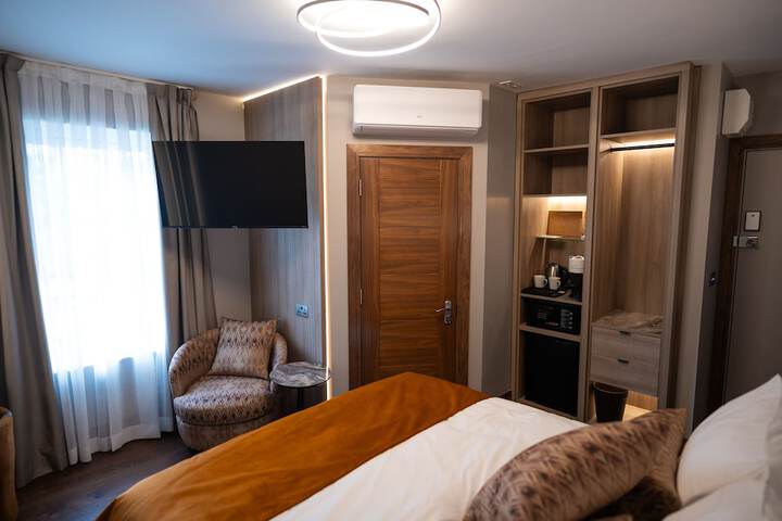 Room 4 of 25