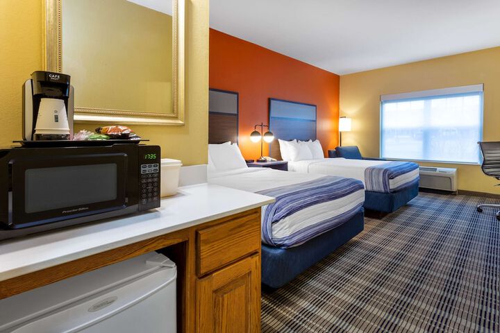 2 Queen Beds (7 of 8)