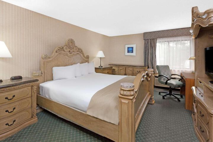 1 King Bed (5 of 13)