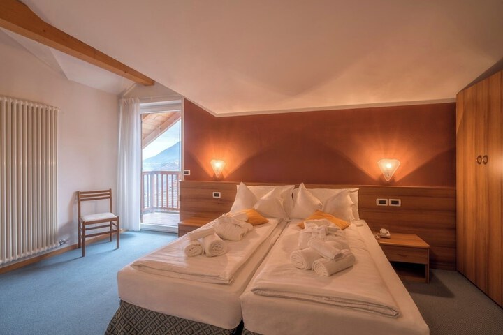 Room 6 of 33