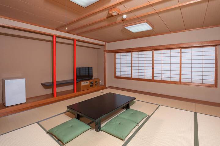 Room 9 of 28