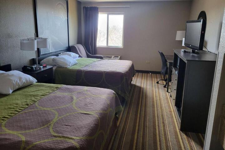 2 Queen Beds (9 of 12)