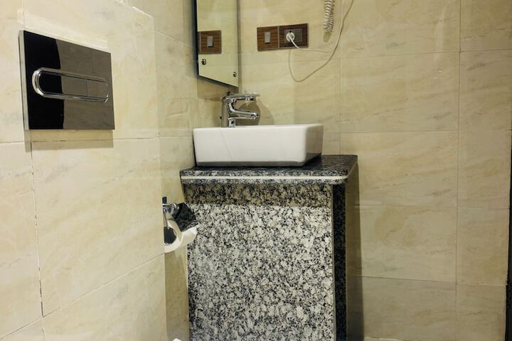 Room 9 of 28