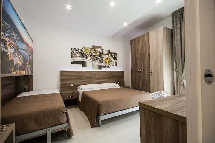 Room 6 of 17