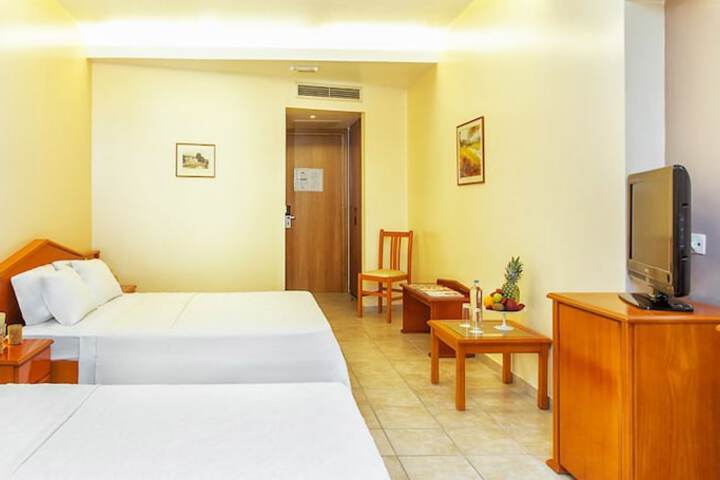 Room 4 of 136