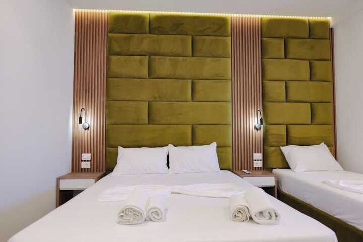 Room 32 of 68