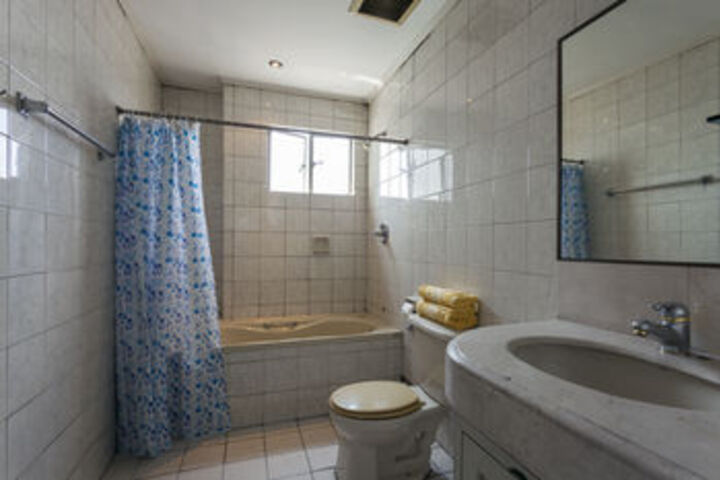 Room 2 of 25