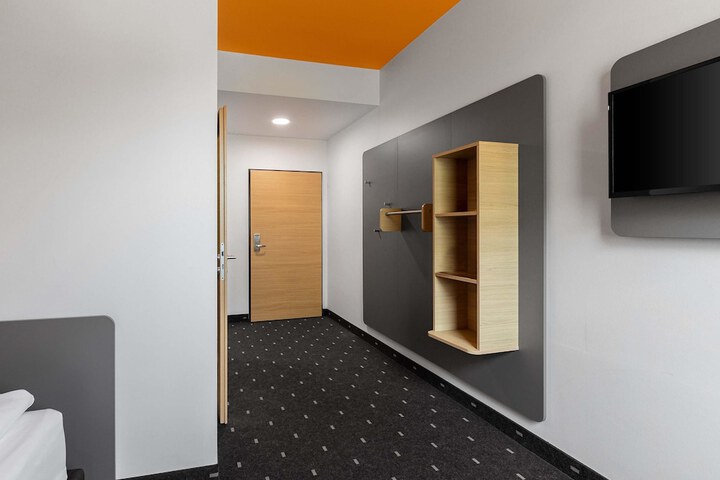 Room 13 of 28