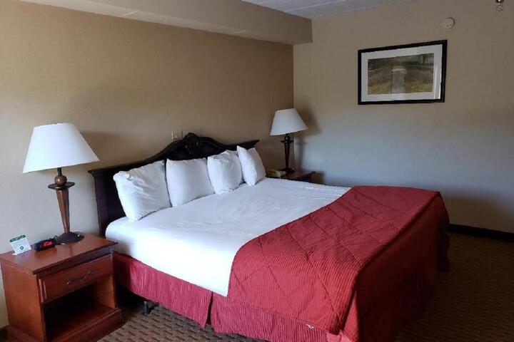 Superior King Bed Mountain Side (3 of 9)