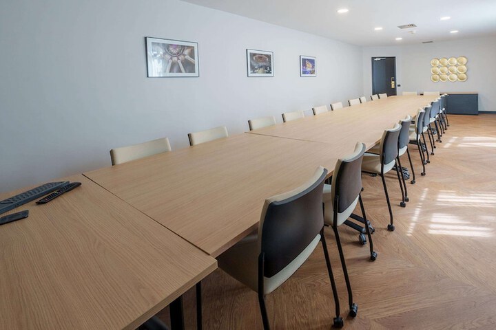 Business Center 99 of 102