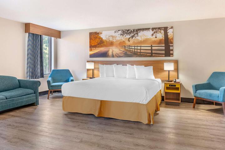 1 Queen Bed (2 of 24)