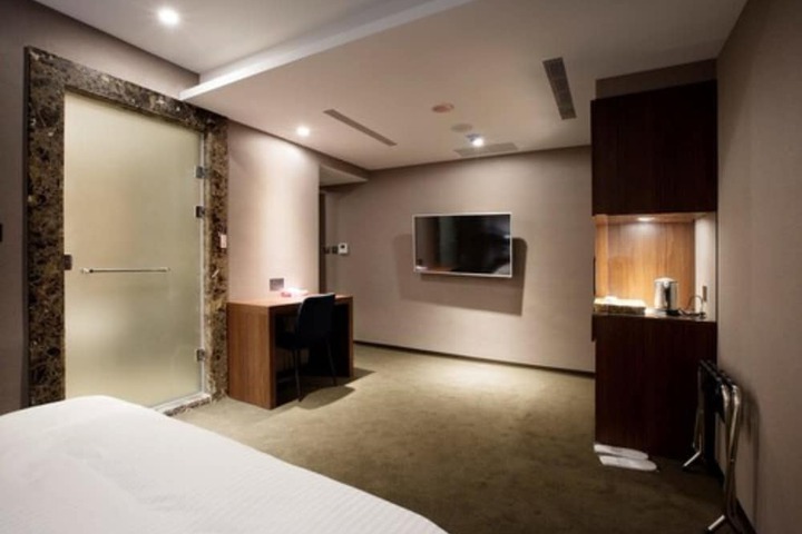 Room 17 of 43