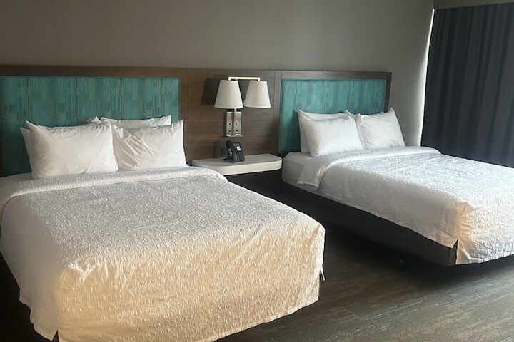 2 Queen Beds Hearing Accessible (9 of 28)