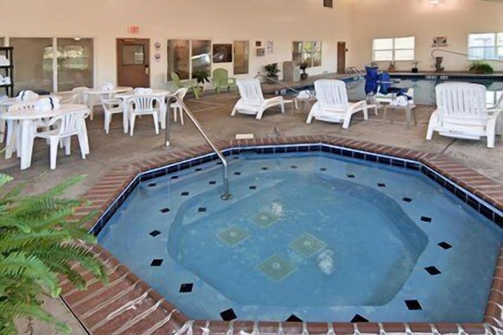 Indoor spa tub