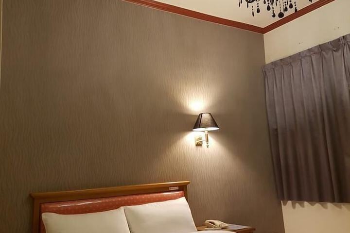 Room 6 of 14