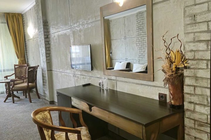 Room 8 of 19
