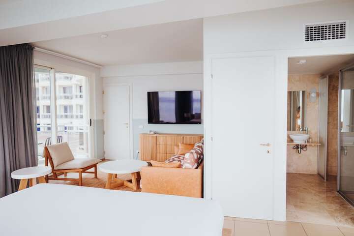Room 6 of 50
