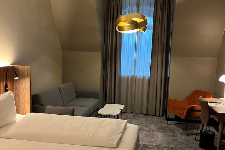 Room 9 of 87