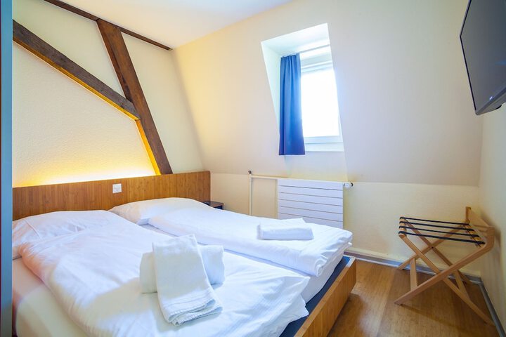 Room 4 of 28