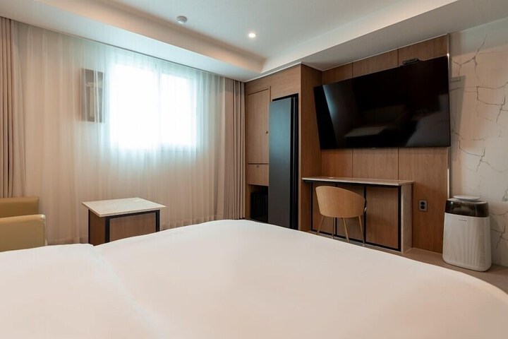 Room 5 of 76