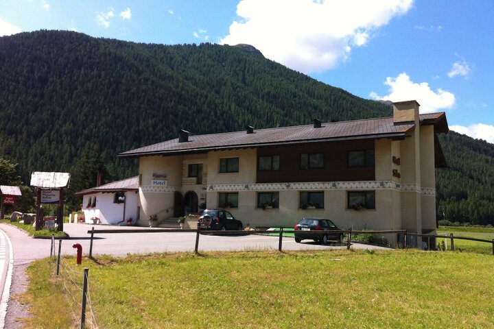 Hotel Pizzeria Selva in Zernez