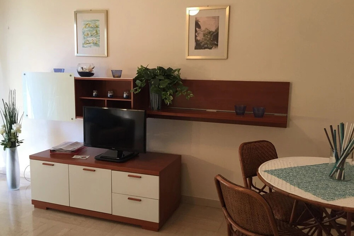 Room 4 of 16