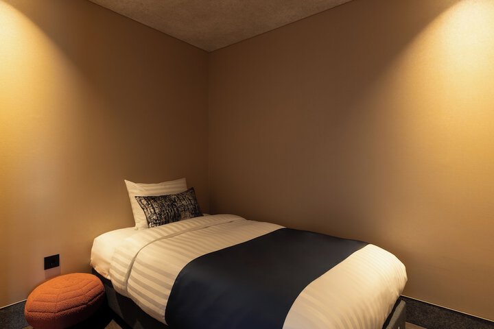 Room 17 of 33