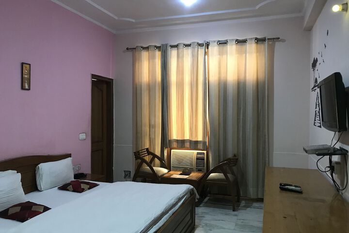 Room 7 of 18