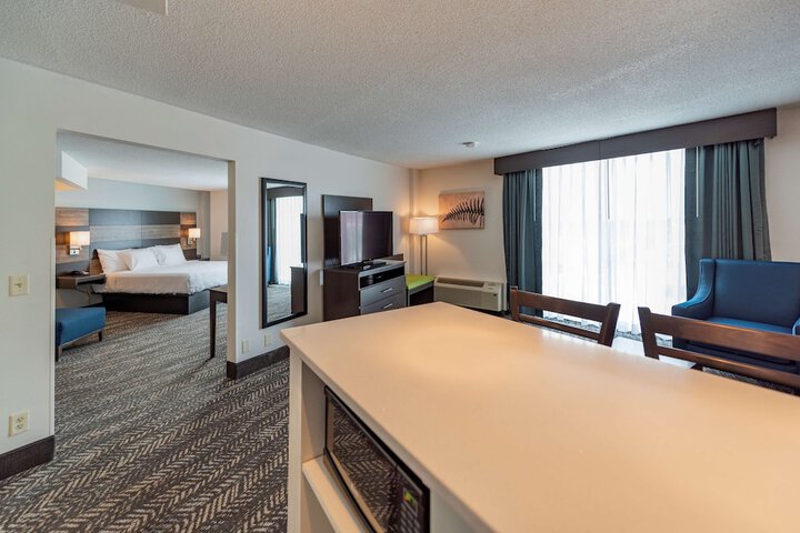 1 King Bed Exercise Bike Microwave, Refrigerator Walk in Shower Full Breakfast (4 of 30)