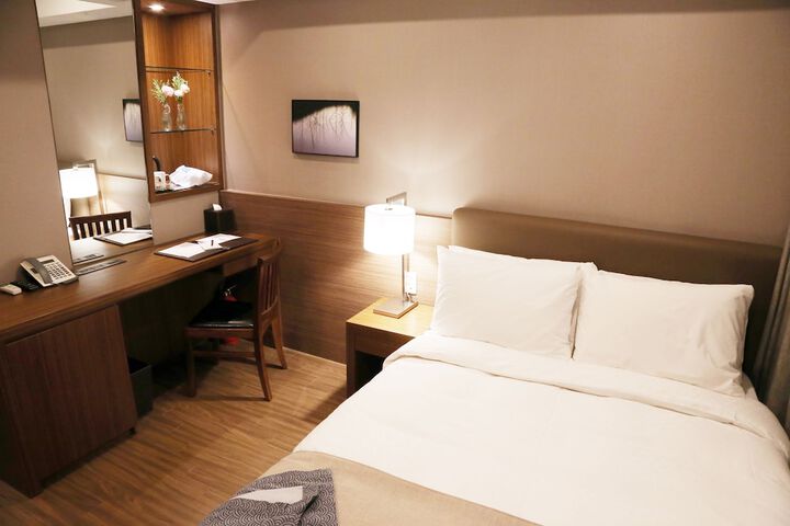 Room 27 of 77