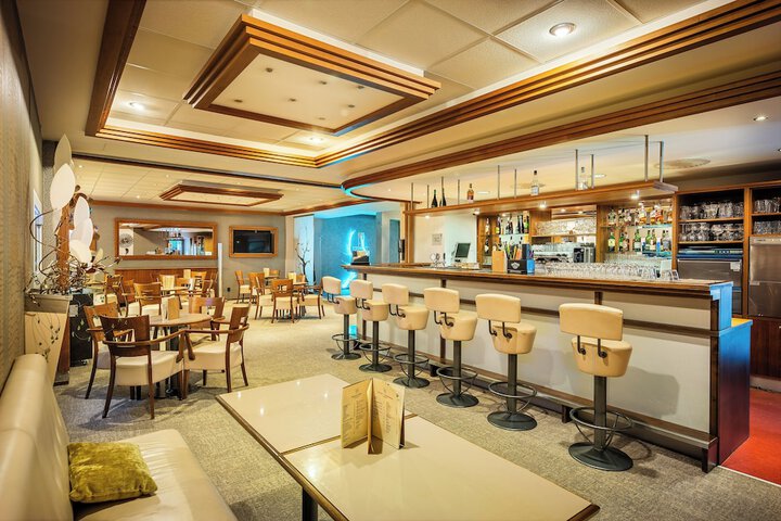Lounge 106 of 119