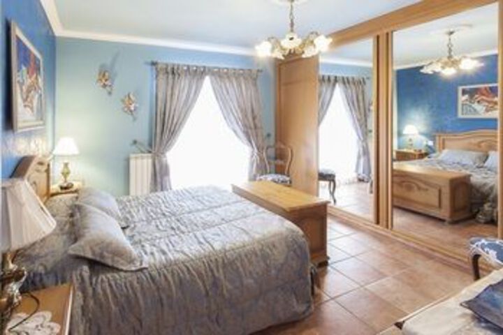 Room 5 of 11
