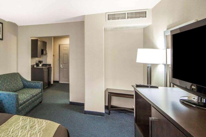 Hotel Suite Photo