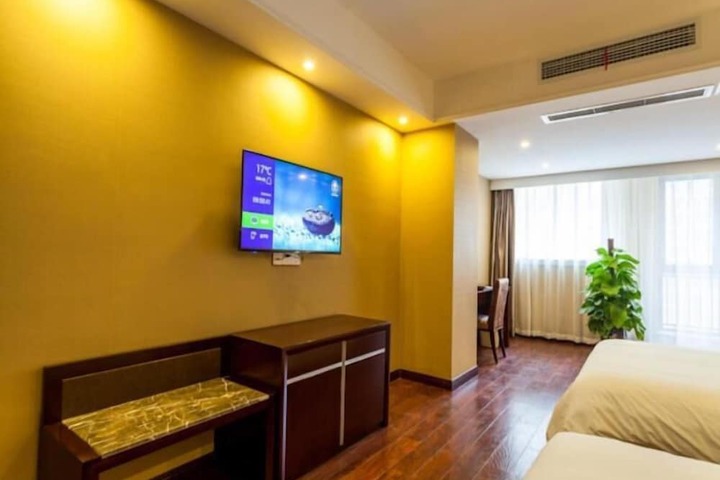 Room 13 of 40