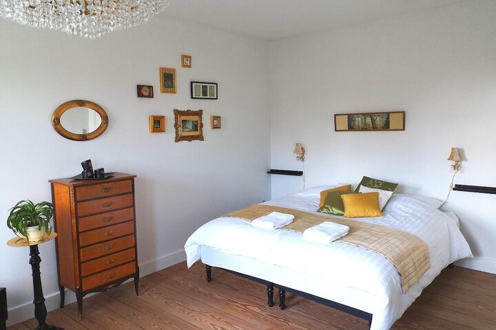 Room 4 of 42