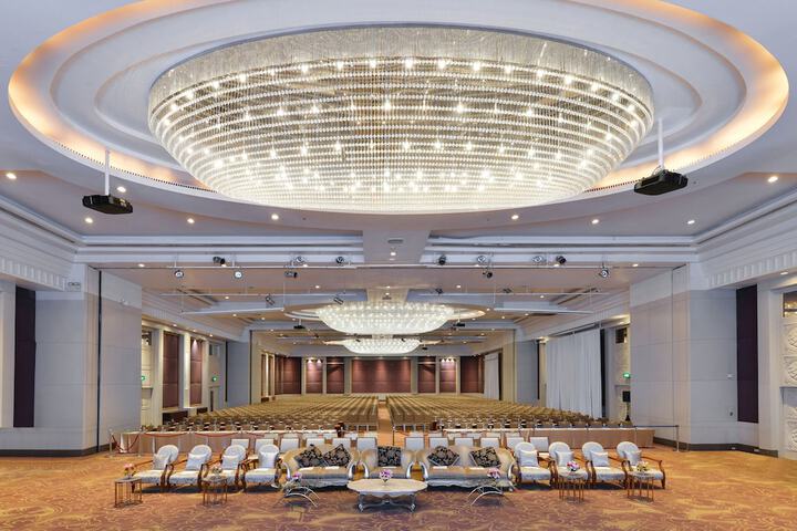 Ballroom/Hall 55 of 76