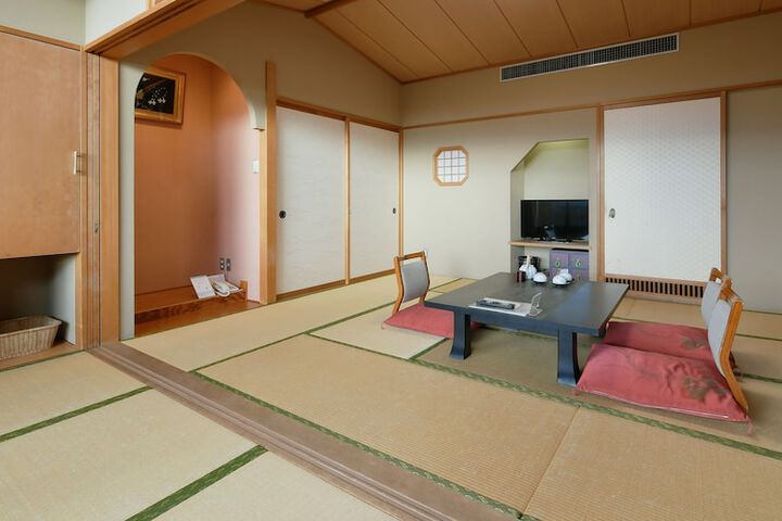 Room 3 of 83