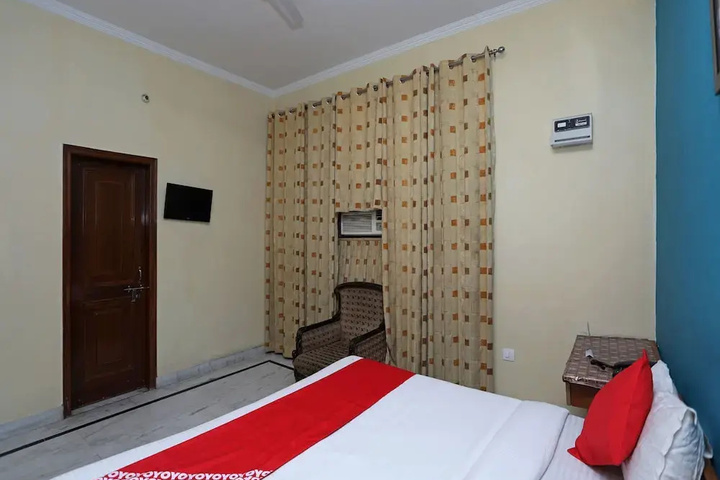 Room 2 of 12
