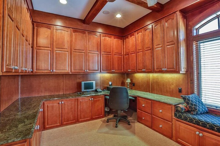 Business Center 27 of 33
