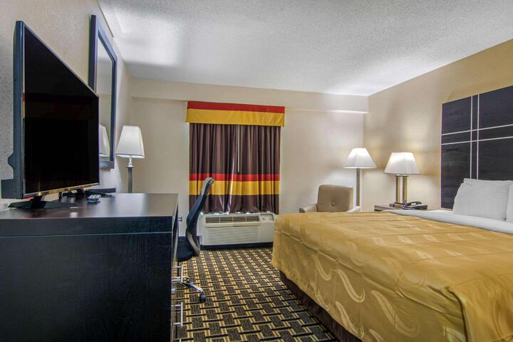 1 King Bed (4 of 9)