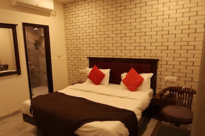 Room 7 of 28