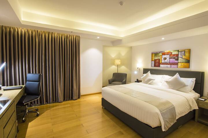 Room 8 of 102