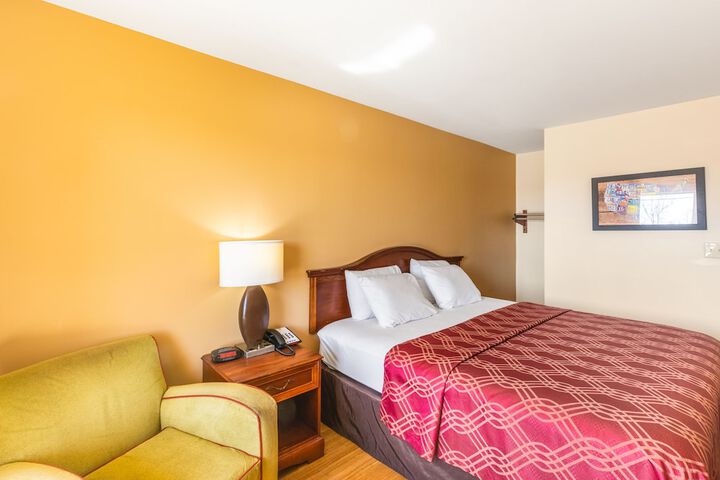 1 King Bed (4 of 9)