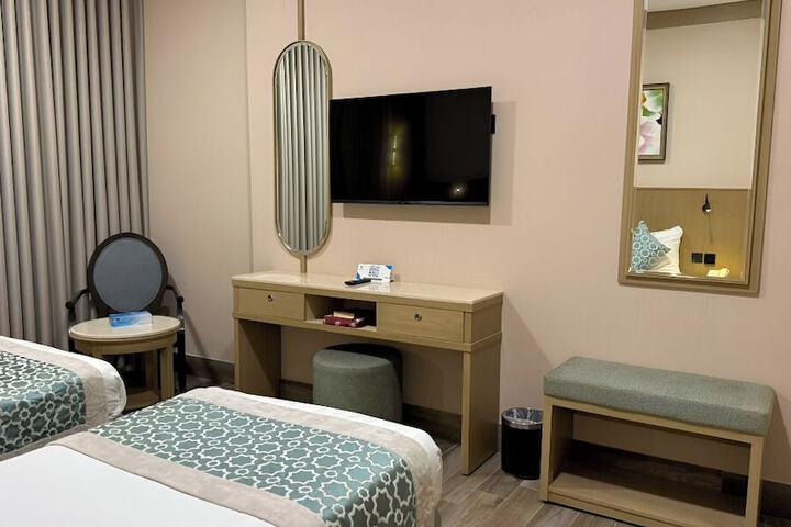 Room 53 of 181