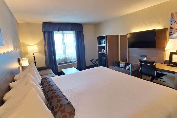 1 King Bed (2 of 9)