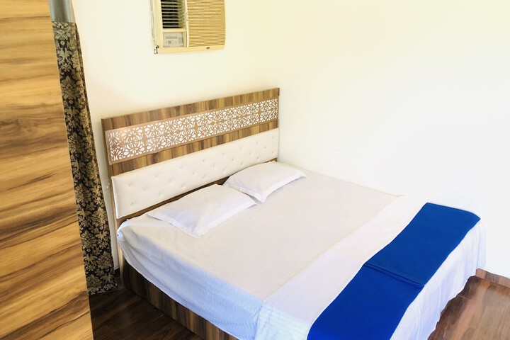 Room 8 of 12